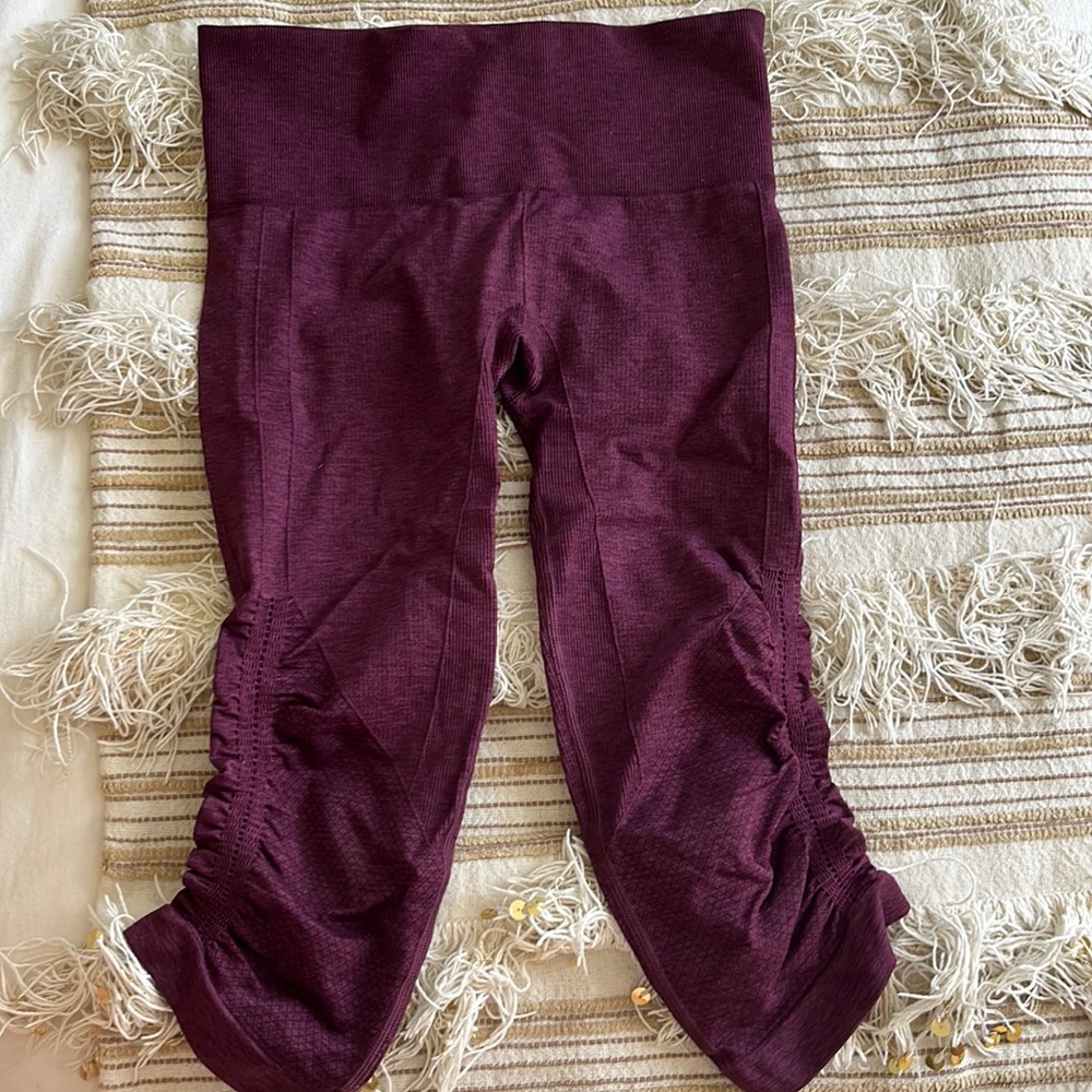 women’s purple LULULEMON capri leggings SIZE SMALL